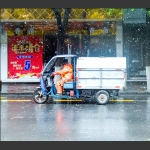 风雪中的逆行者