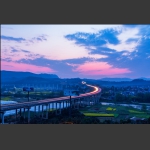 夜幕下的高速车流