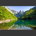 群峰倒影山浮水