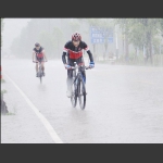 冒雨向前