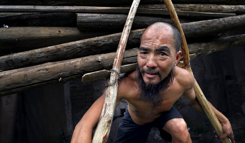 背柴滴土家汉子