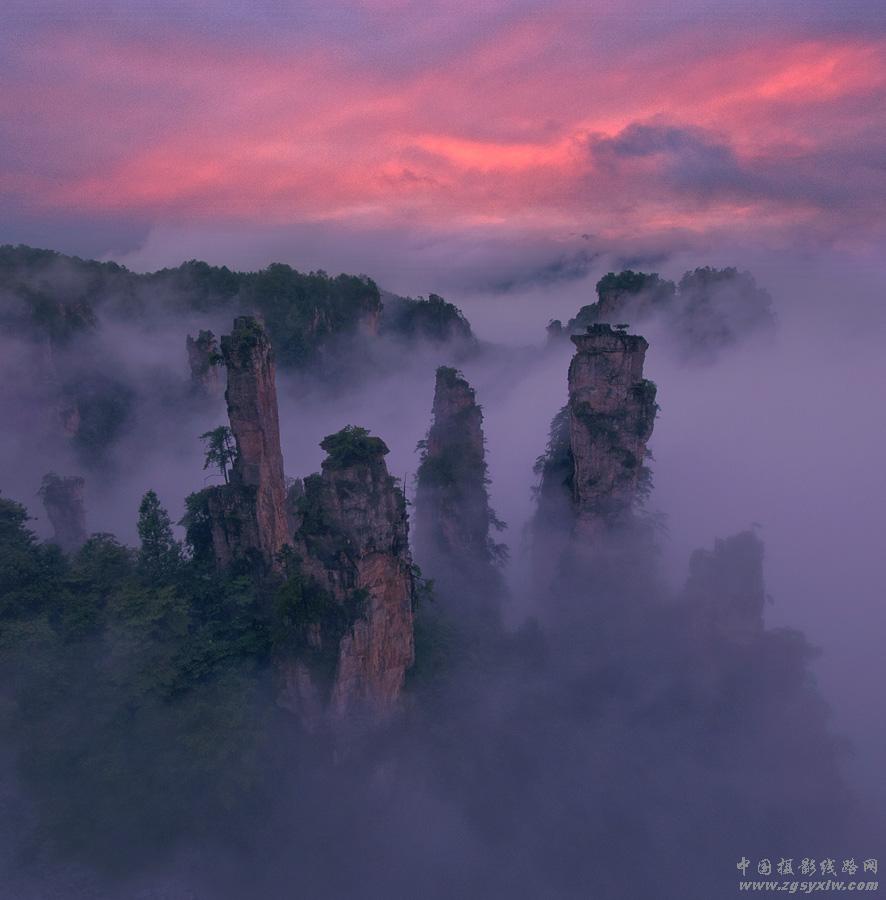 霞染奇峰