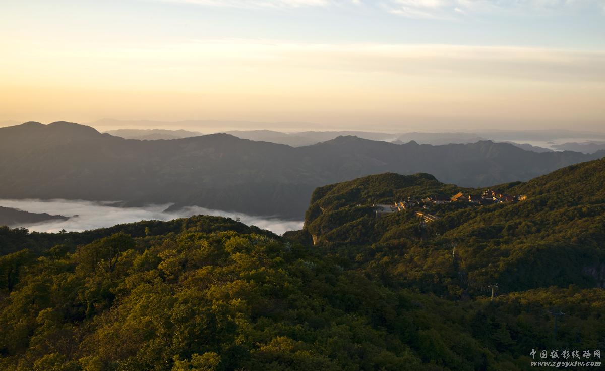 天门山寺的早晨