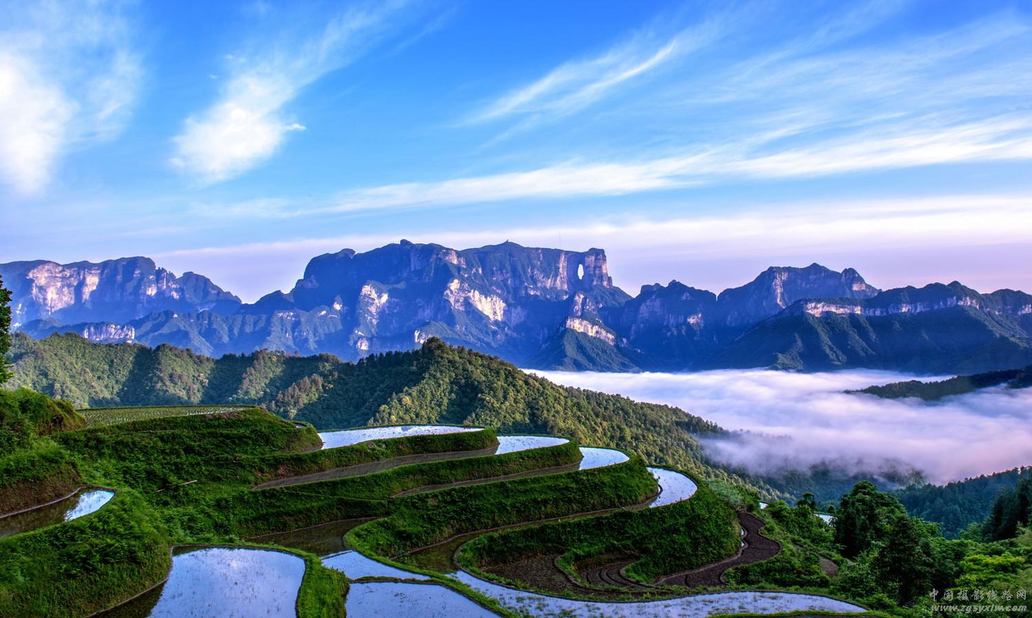 山峦蜿蜒与绿色放歌，韵唱着天门山的侠骨柔肠