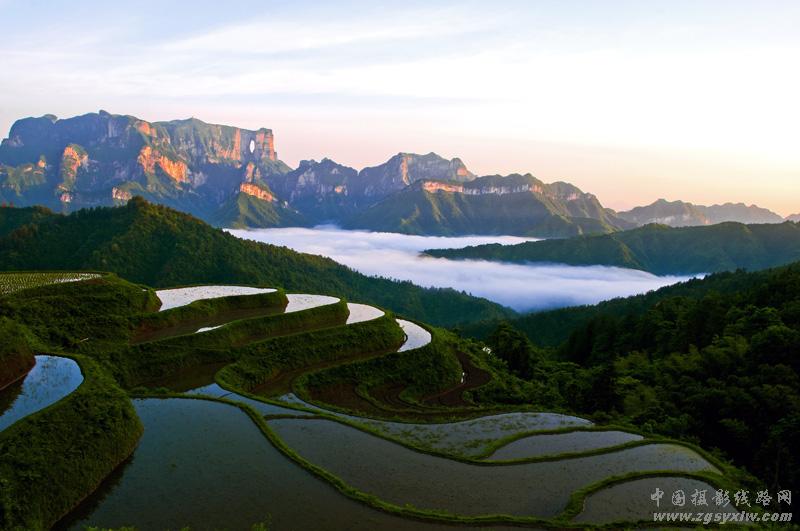 《眺望天门山》