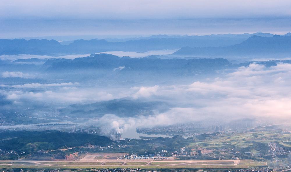 雾漫山水间