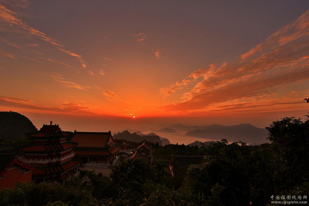 霞映天门山寺