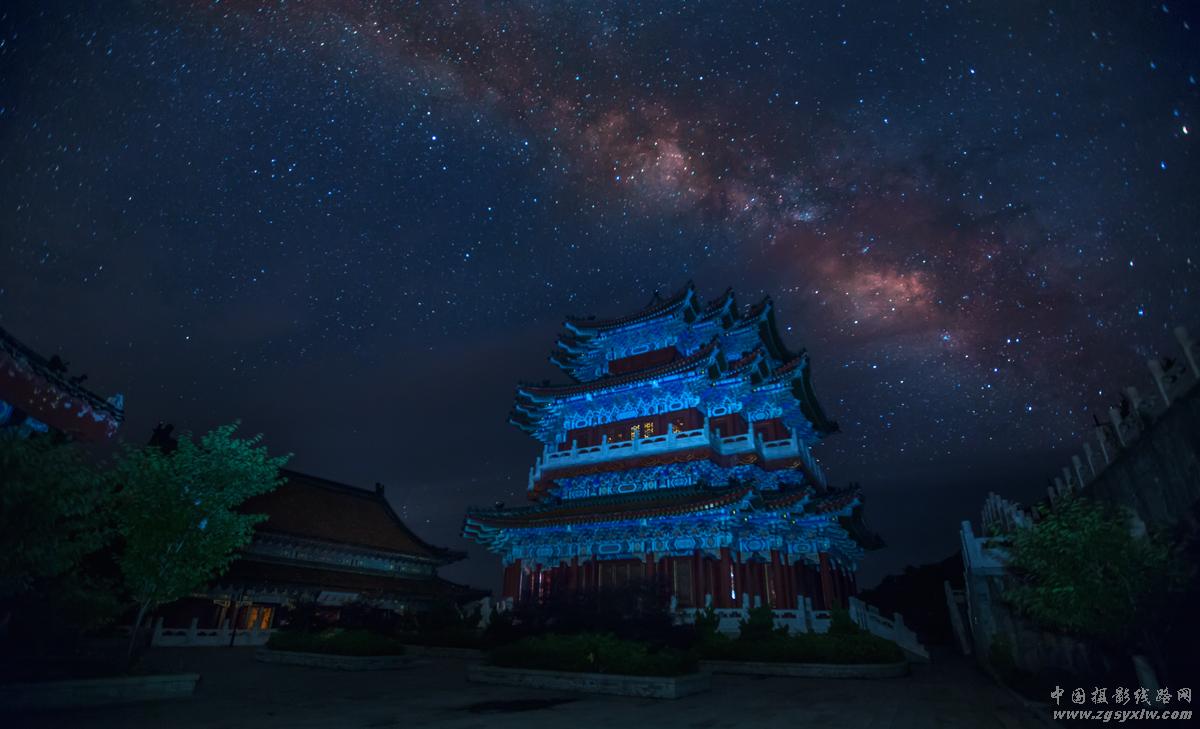 夜空下的藏经阁（天门山寺）