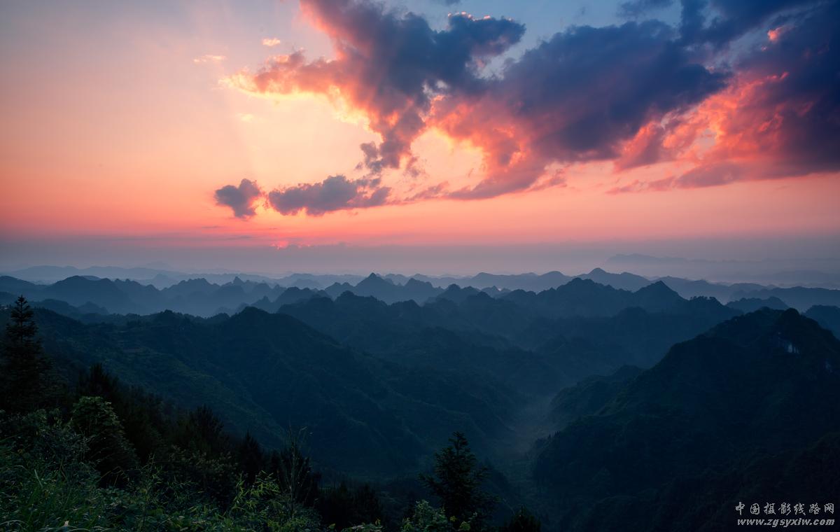 霞映群山