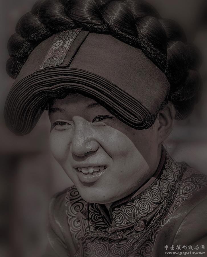 彝女