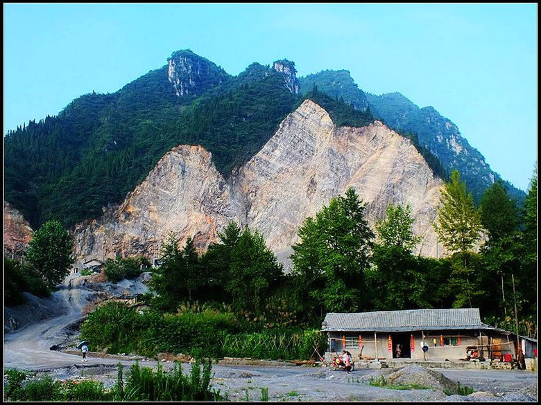 靑山遮不住