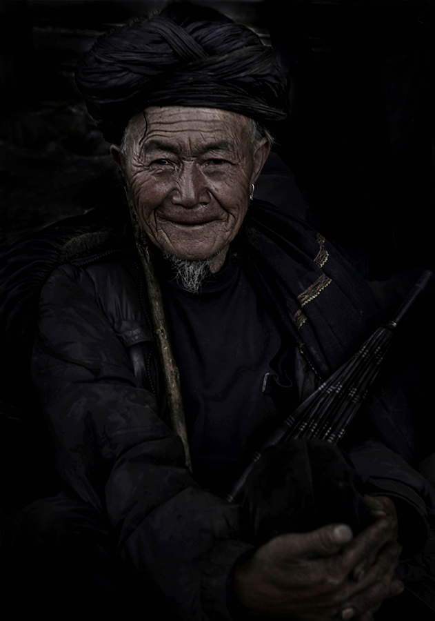 彝人像