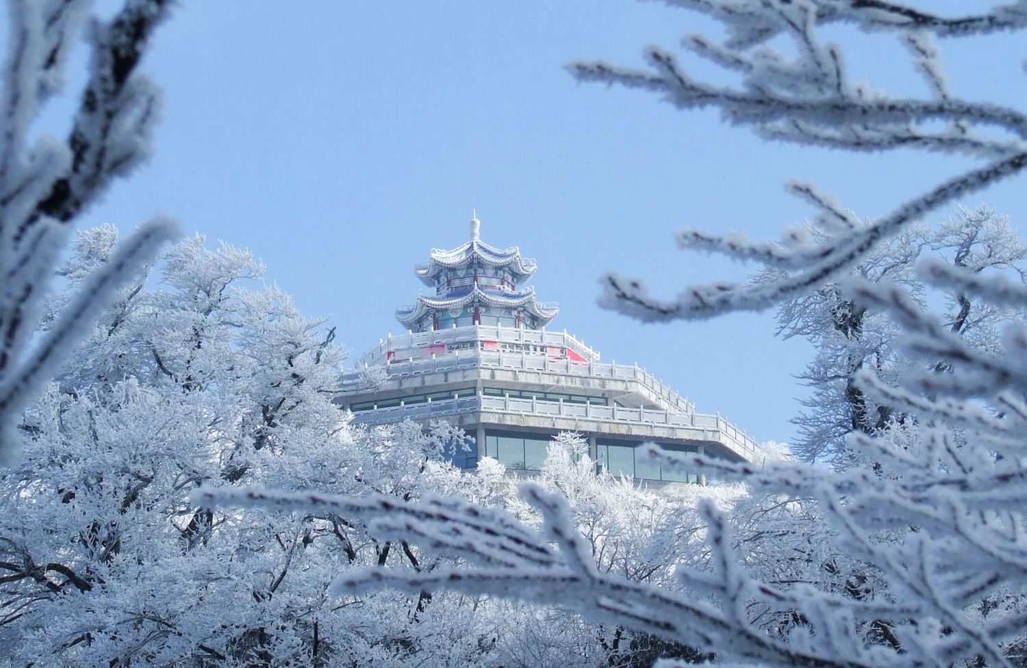 天门山雪景4--远眺云梦仙顶