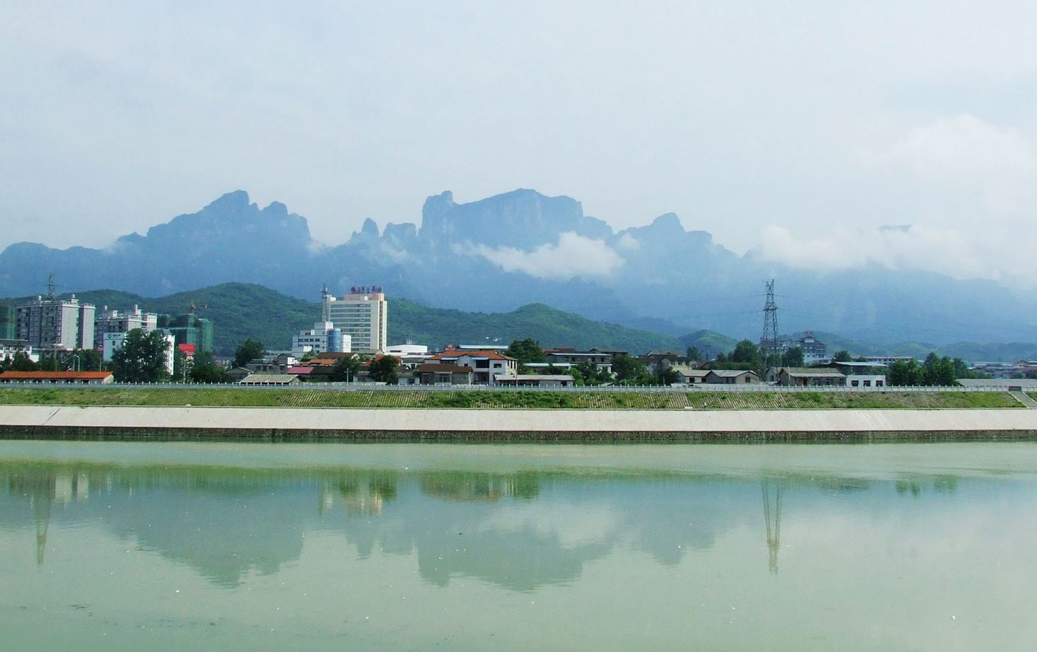 2010年远眺天门山