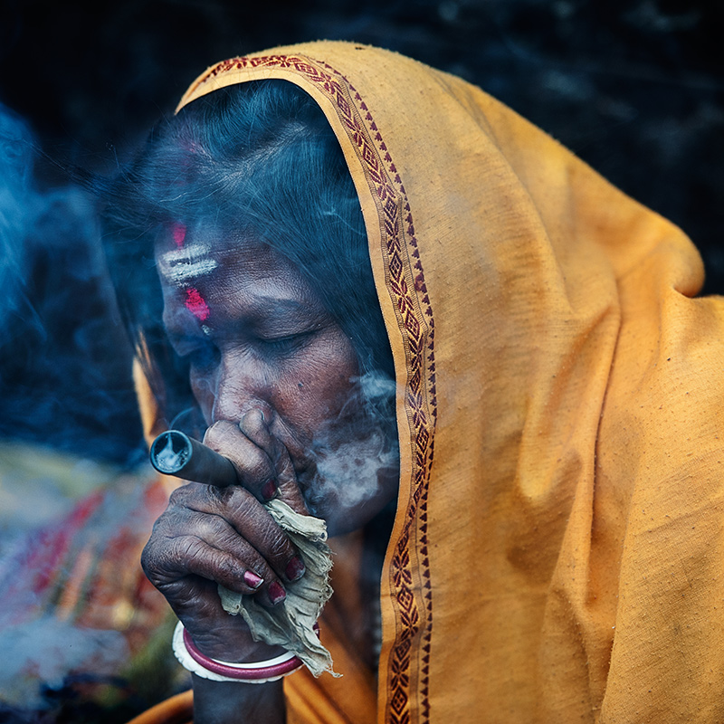 吸大麻的女人