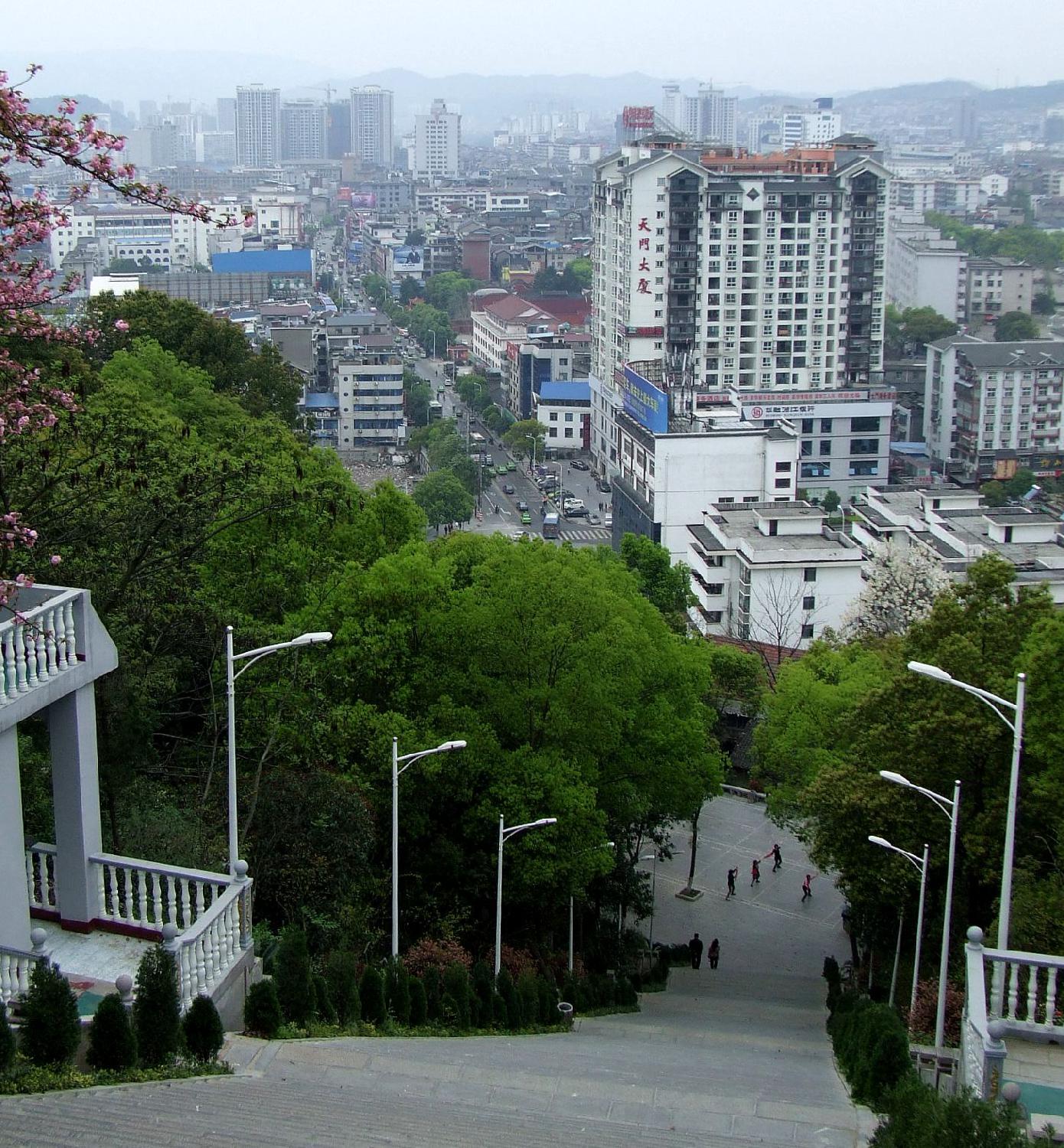 中午的烈士公园