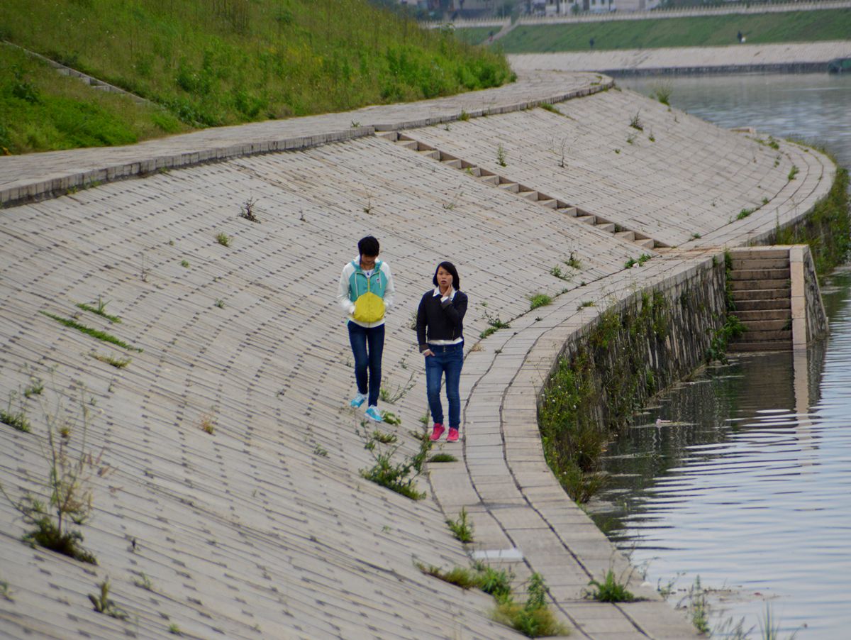 漫步河堤