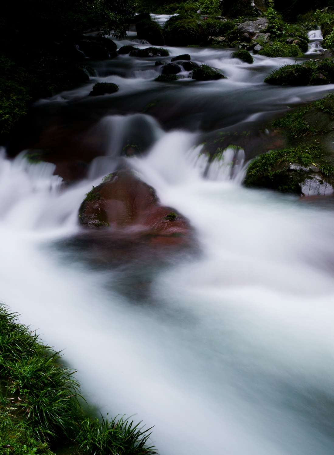 溪水潺潺