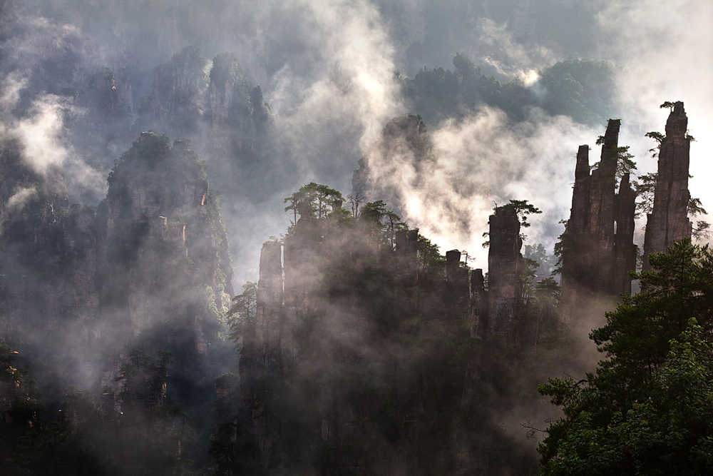 雾绕奇峰