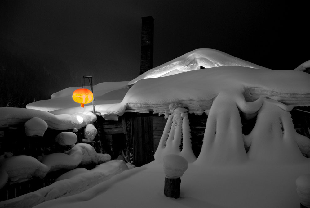 红灯照雪屋