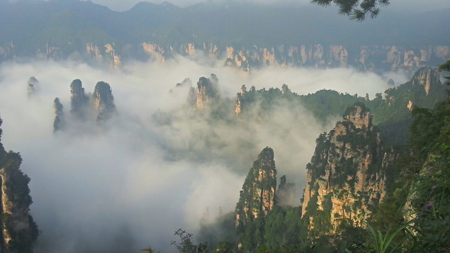 雾漫群山