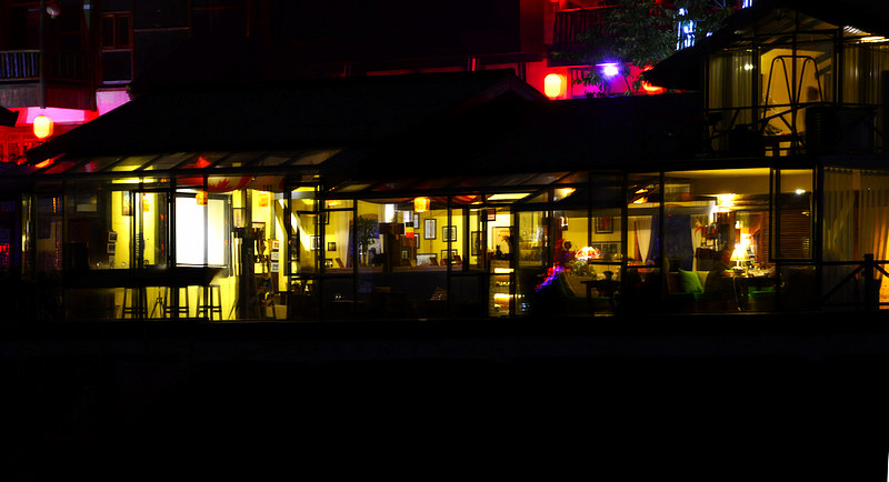 溪布街夜景一角
