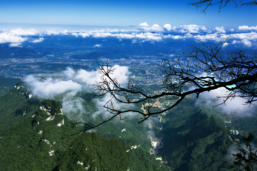 天门山上白云飘