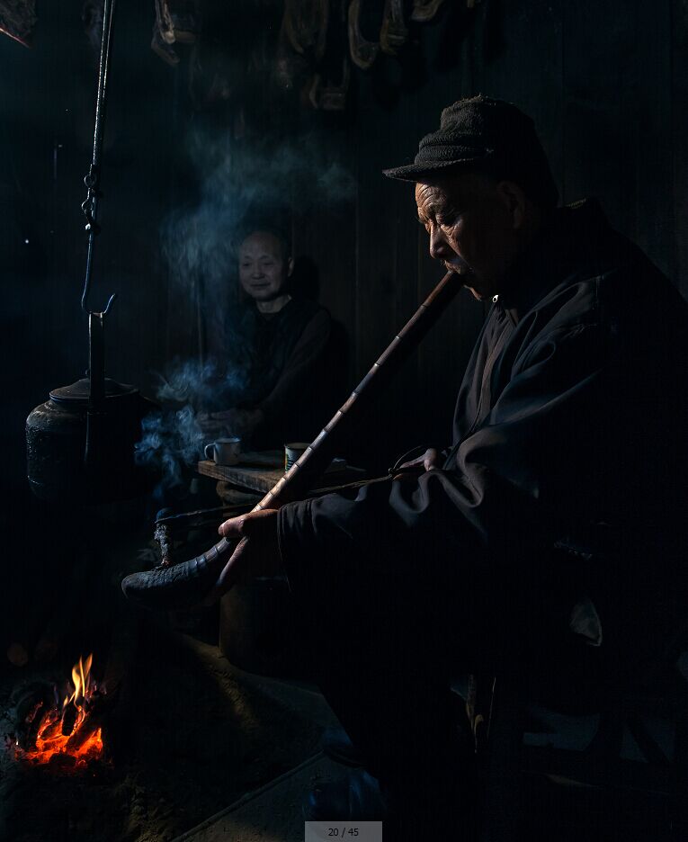 抽旱烟的老人