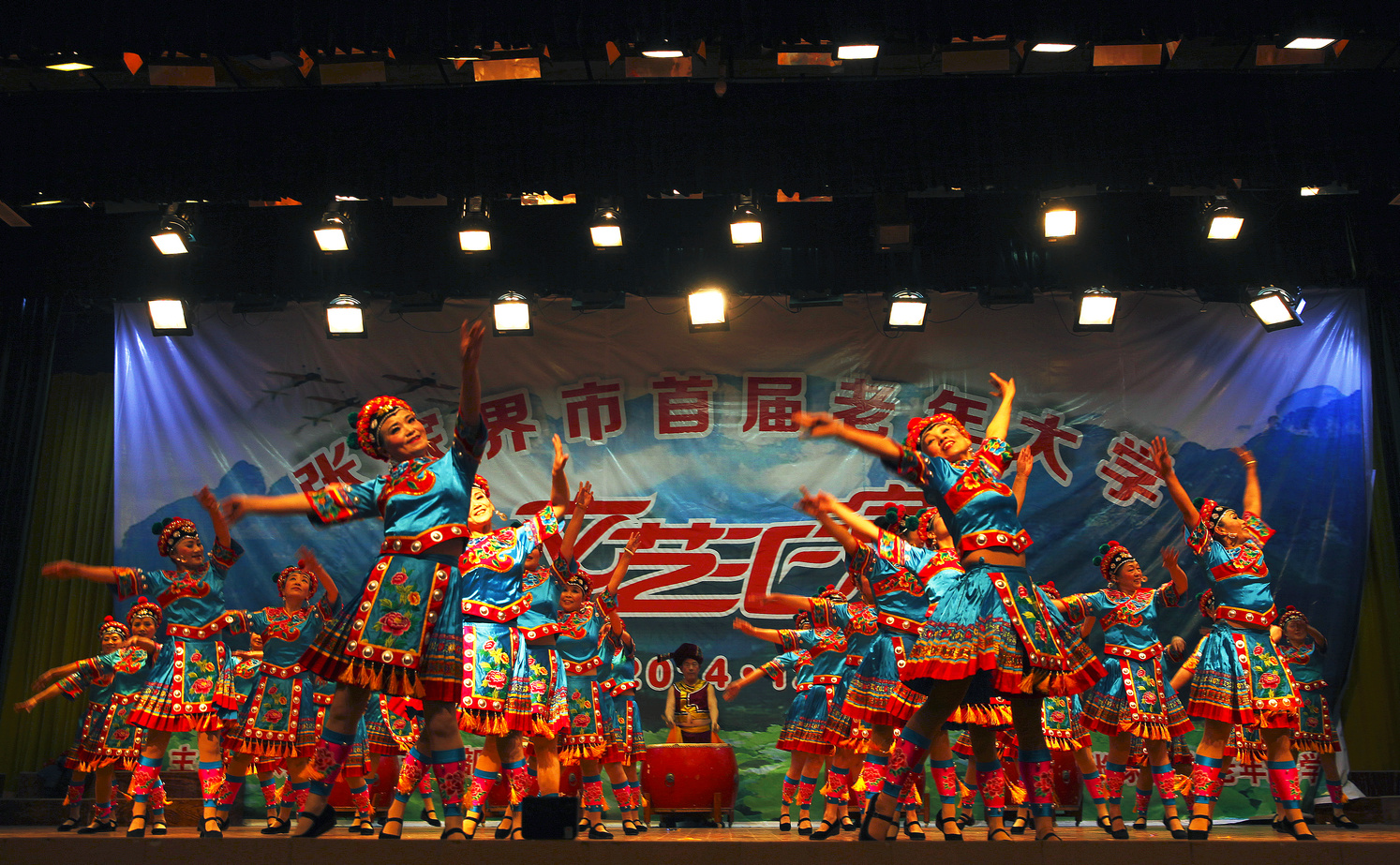 张家界市首届老年大学文艺汇演舞台照