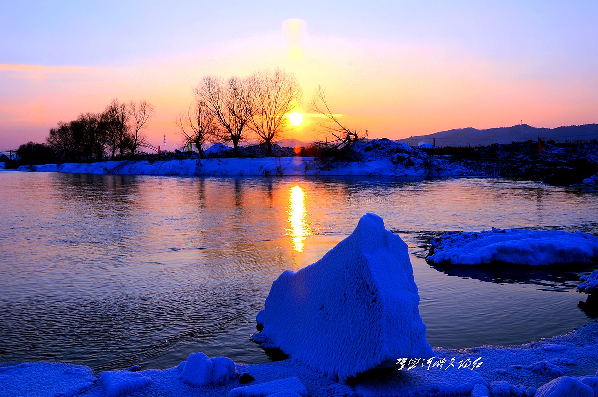 翠峦河畔夕阳红