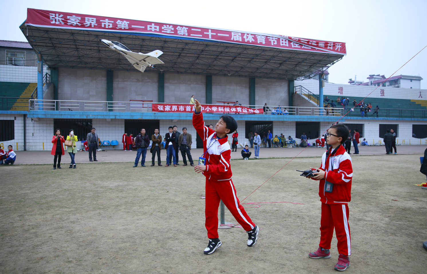市首届中小学科技体育运动会剪影之一