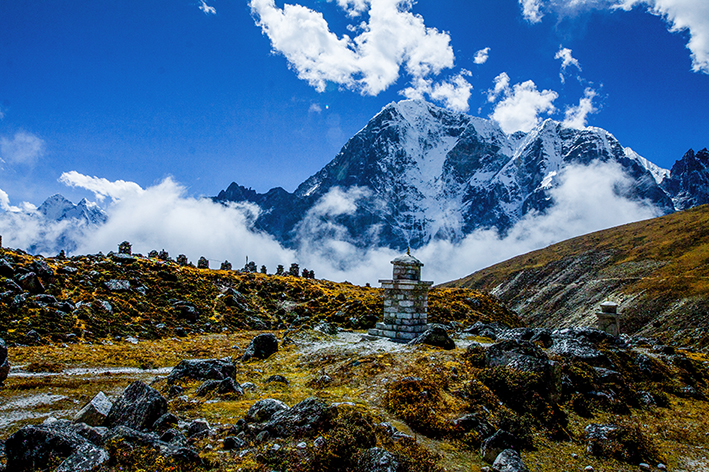 尼泊尔喜马拉雅山下登山英雄们的塔葬林！