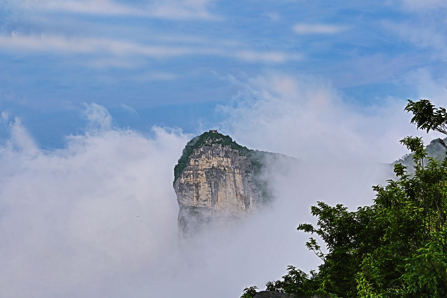 雾锁雄峰