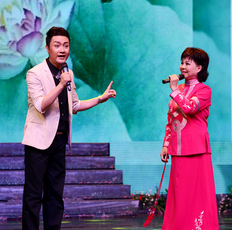 李小嘉来张家界献艺
