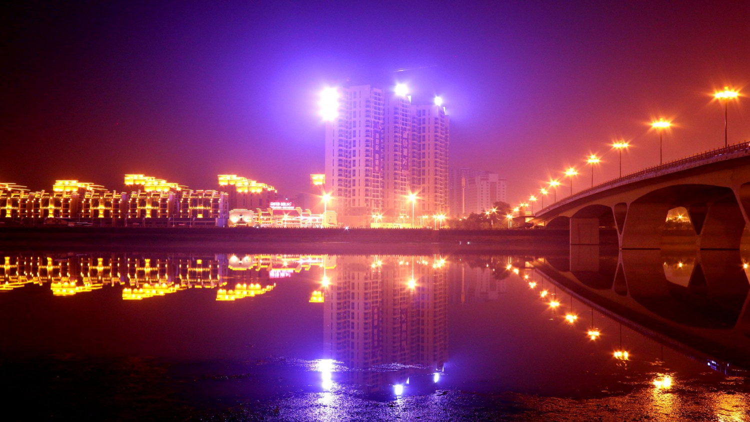 鹭鸶湾大桥的夜景