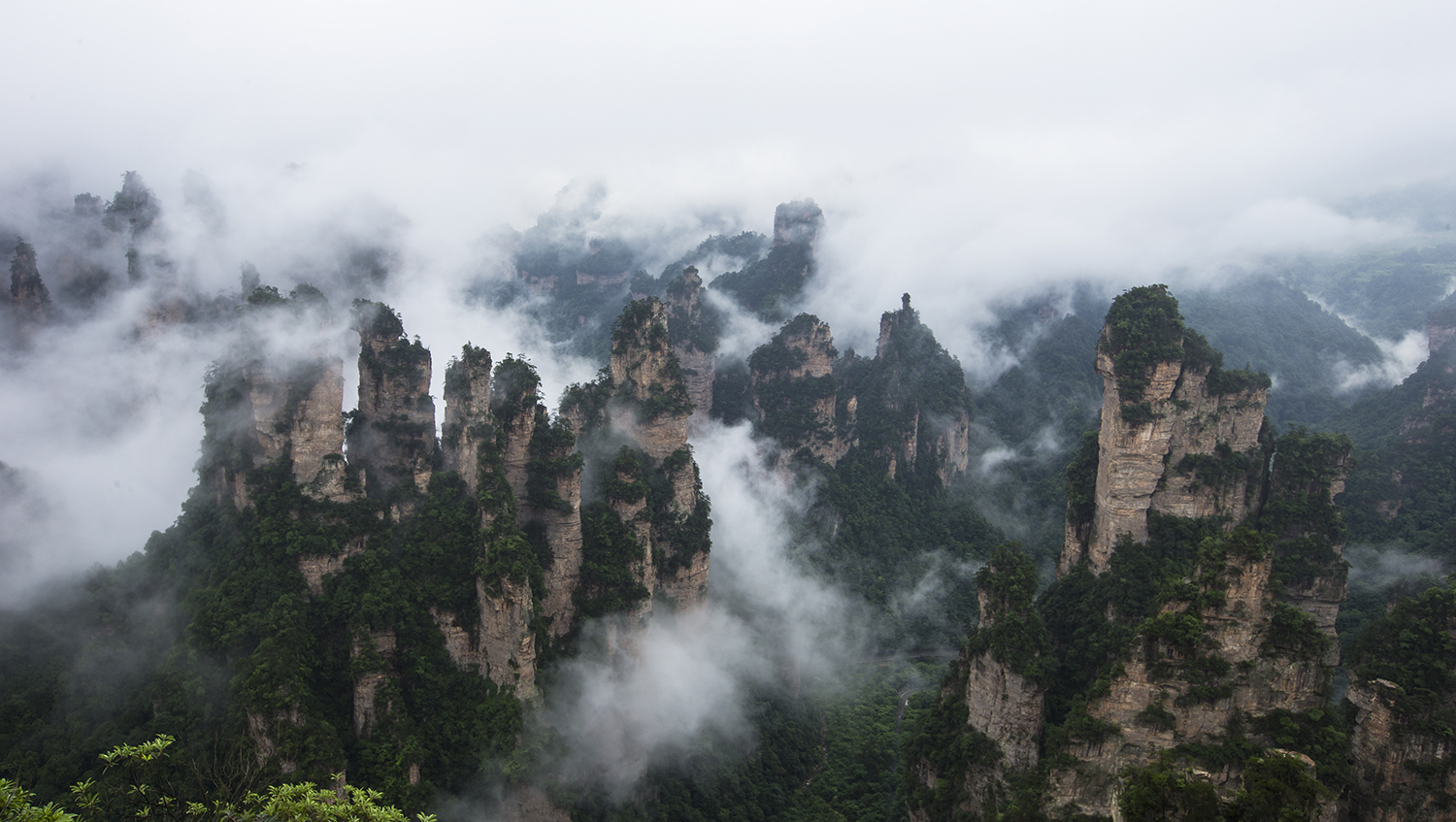 雾绕峰林