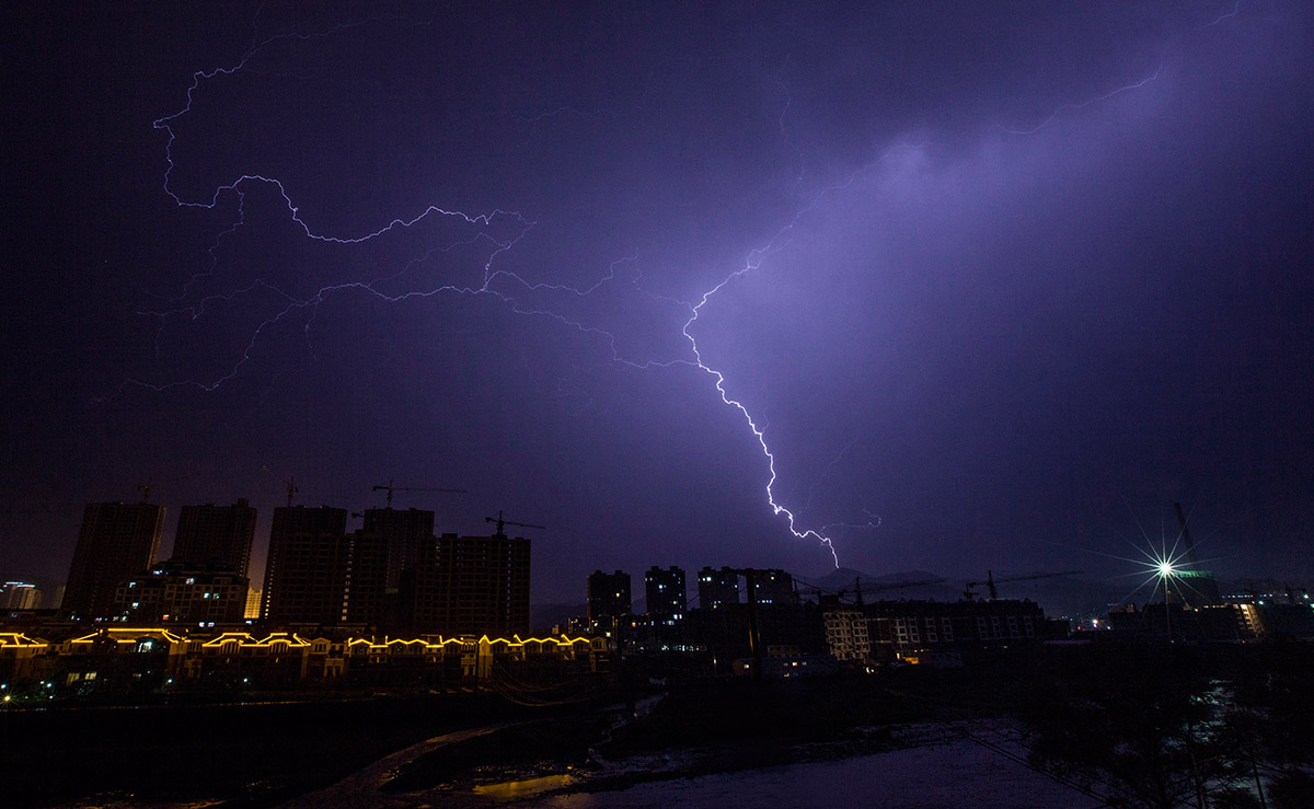 划破夜空