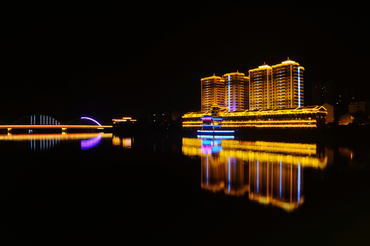 侗乡潕水夜景一角