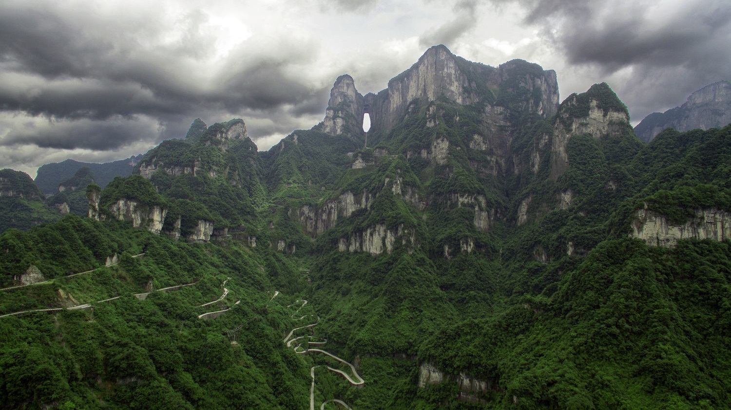 航拍天门主峰