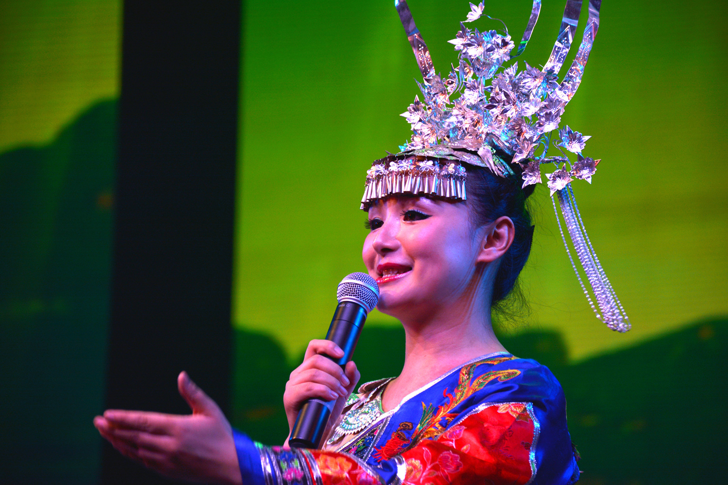 对山歌的女人