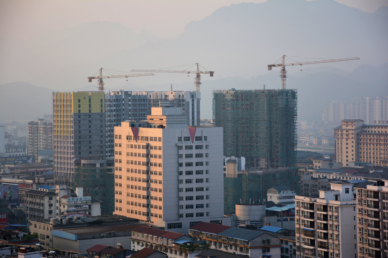 晨曦中的建筑