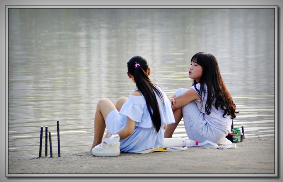 澧水河边两少女
