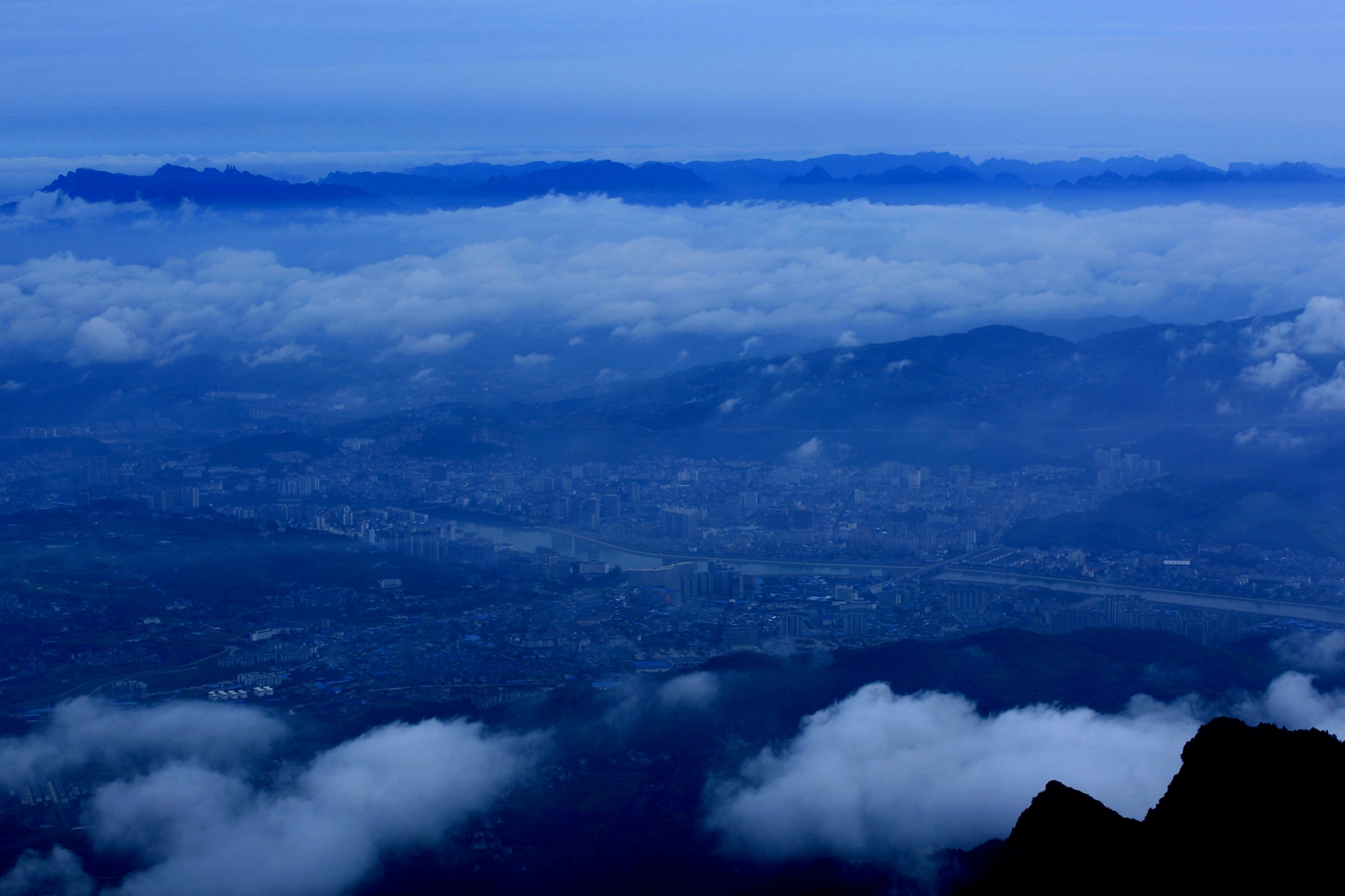云雾锁山城