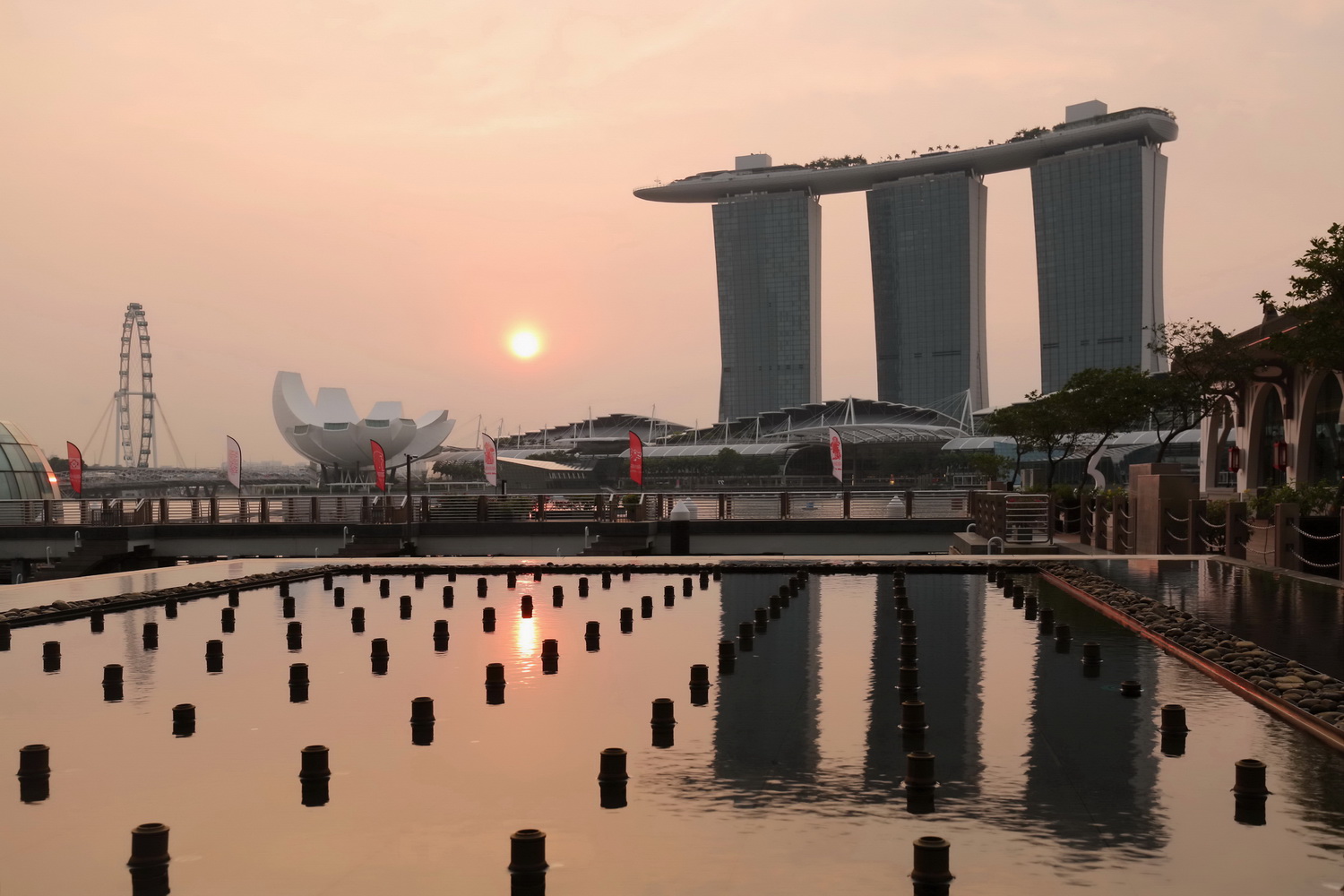 滨海湾初升的太阳