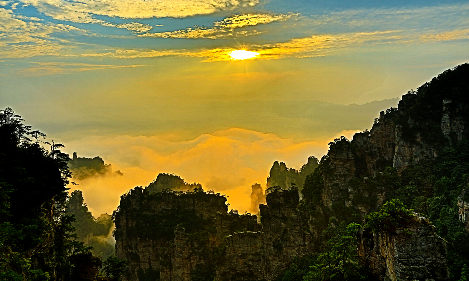 峰墙夕韵