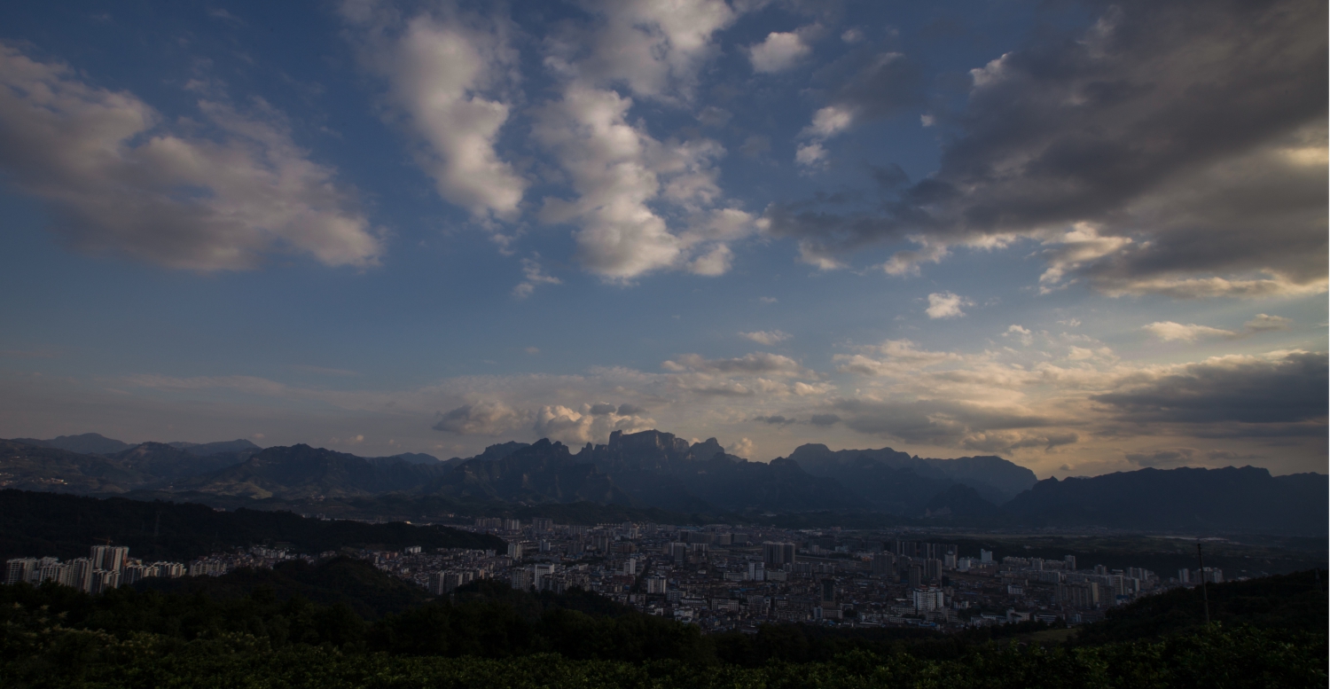 天门山下的山城