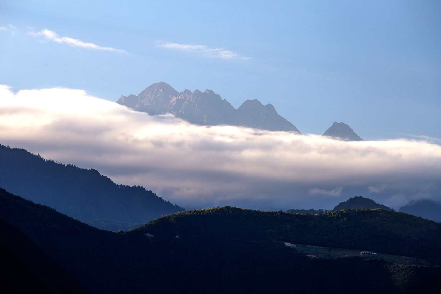 贡嘎雪山上的哈达