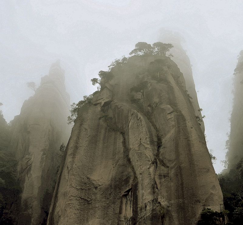 雾罩山峰