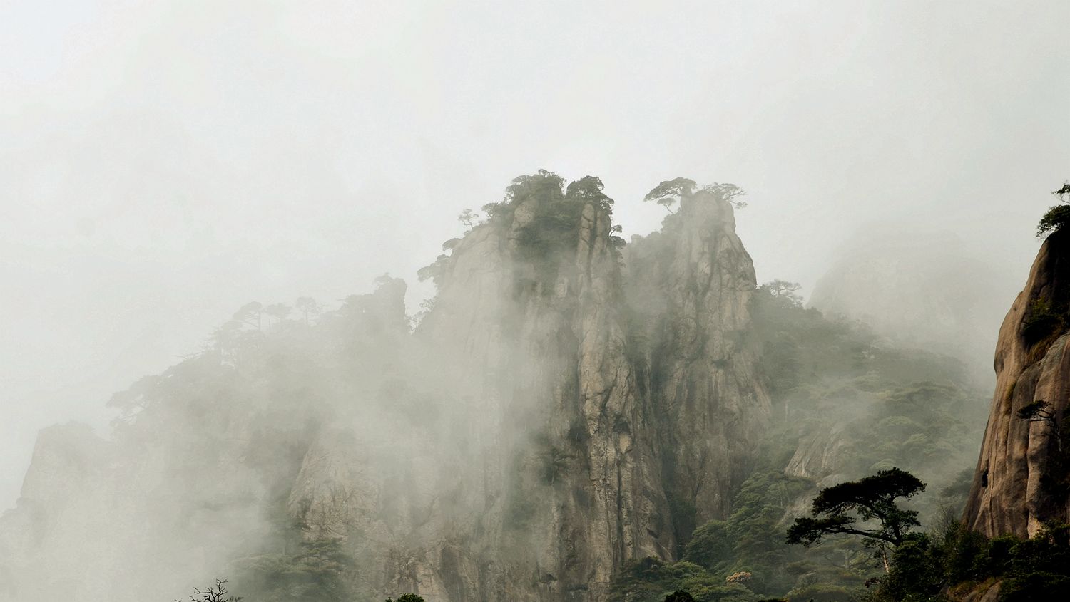 雾锁青山