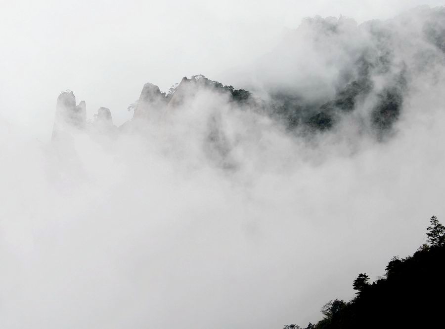 雾罩青山